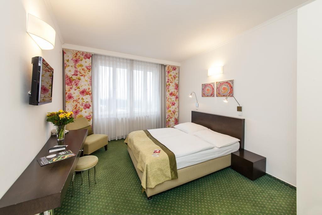 Hotel Vitkov Prag Exteriör bild