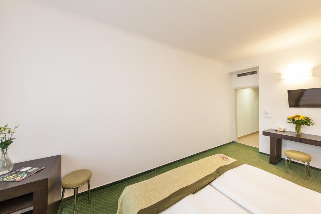 Hotel Vitkov Prag Exteriör bild