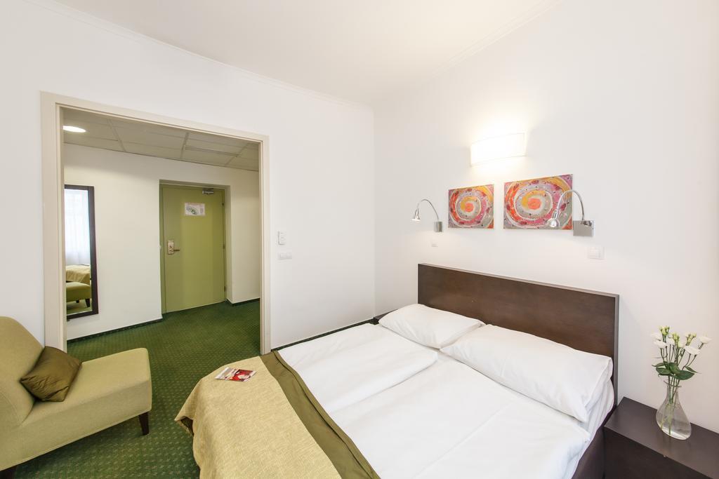 Hotel Vitkov Prag Exteriör bild