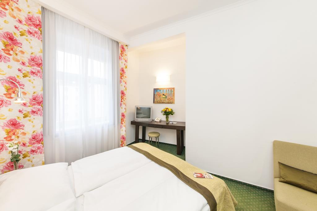 Hotel Vitkov Prag Exteriör bild