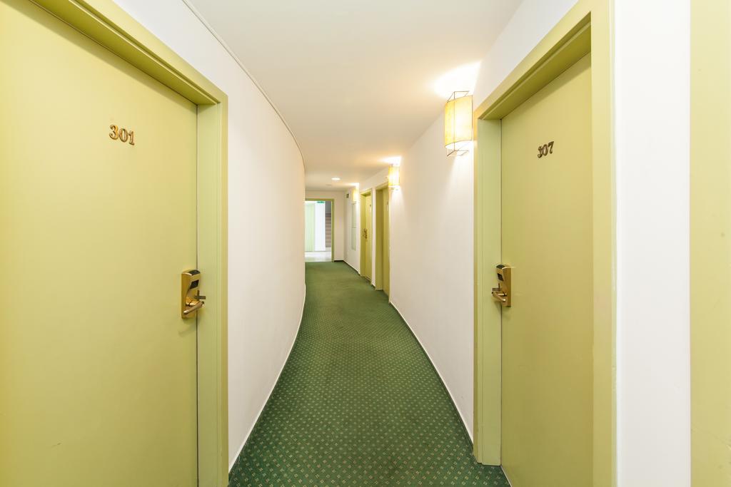 Hotel Vitkov Prag Exteriör bild