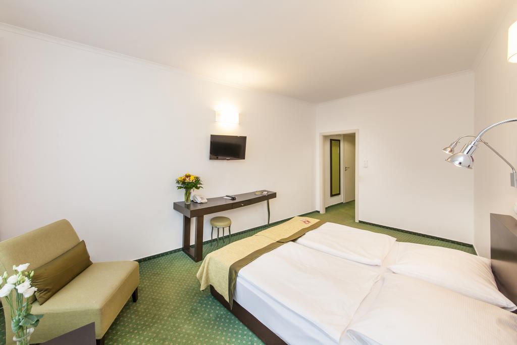 Hotel Vitkov Prag Exteriör bild