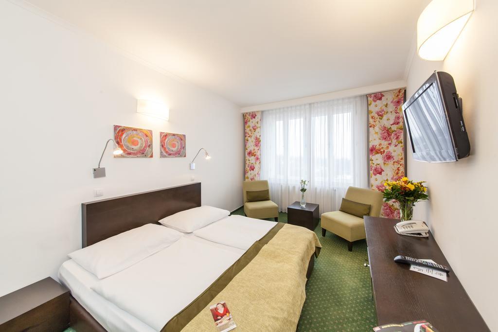 Hotel Vitkov Prag Exteriör bild