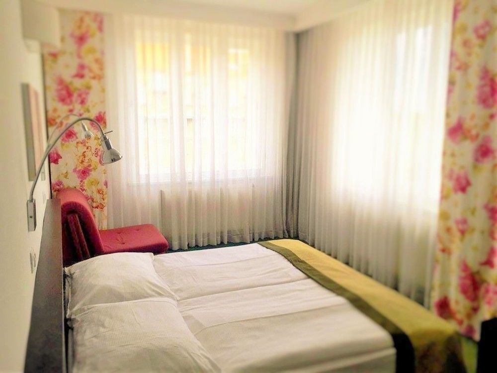 Hotel Vitkov Prag Exteriör bild