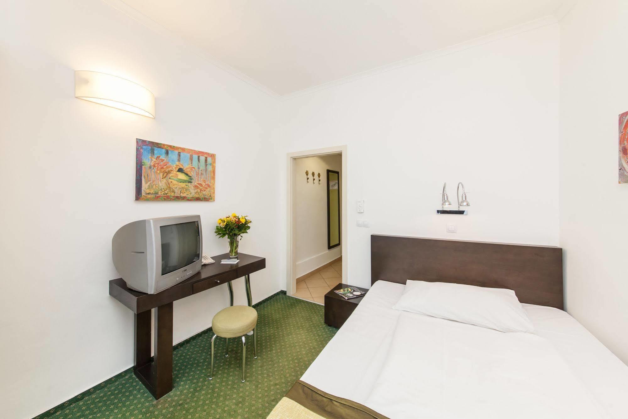 Hotel Vitkov Prag Exteriör bild