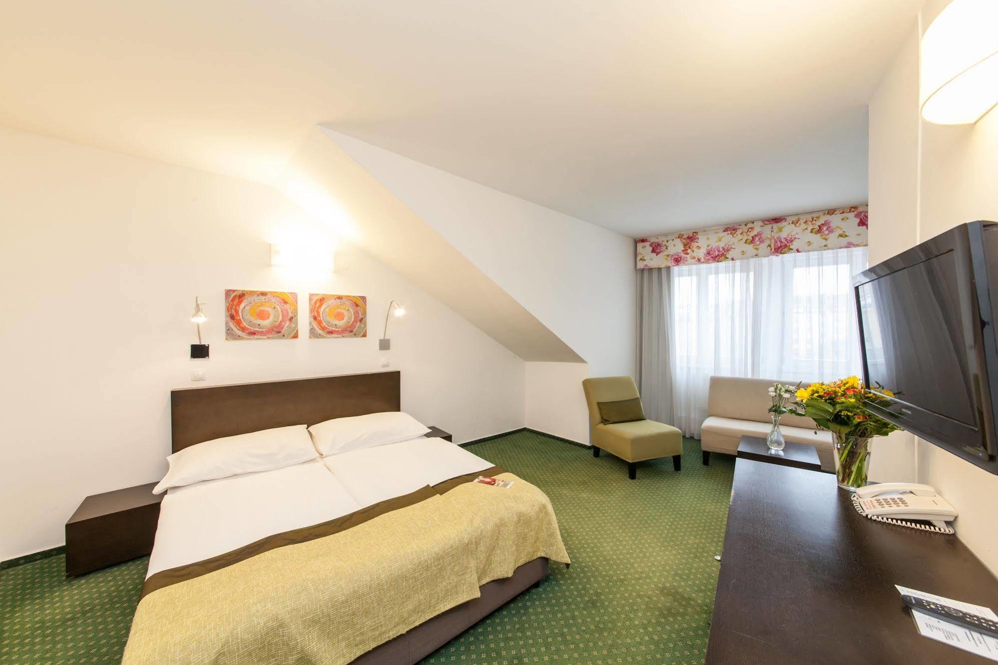 Hotel Vitkov Prag Exteriör bild