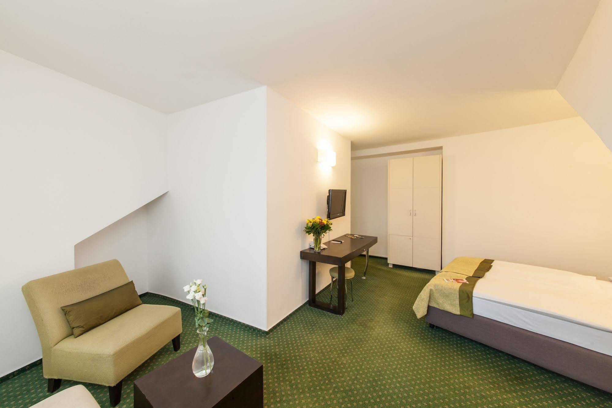 Hotel Vitkov Prag Exteriör bild