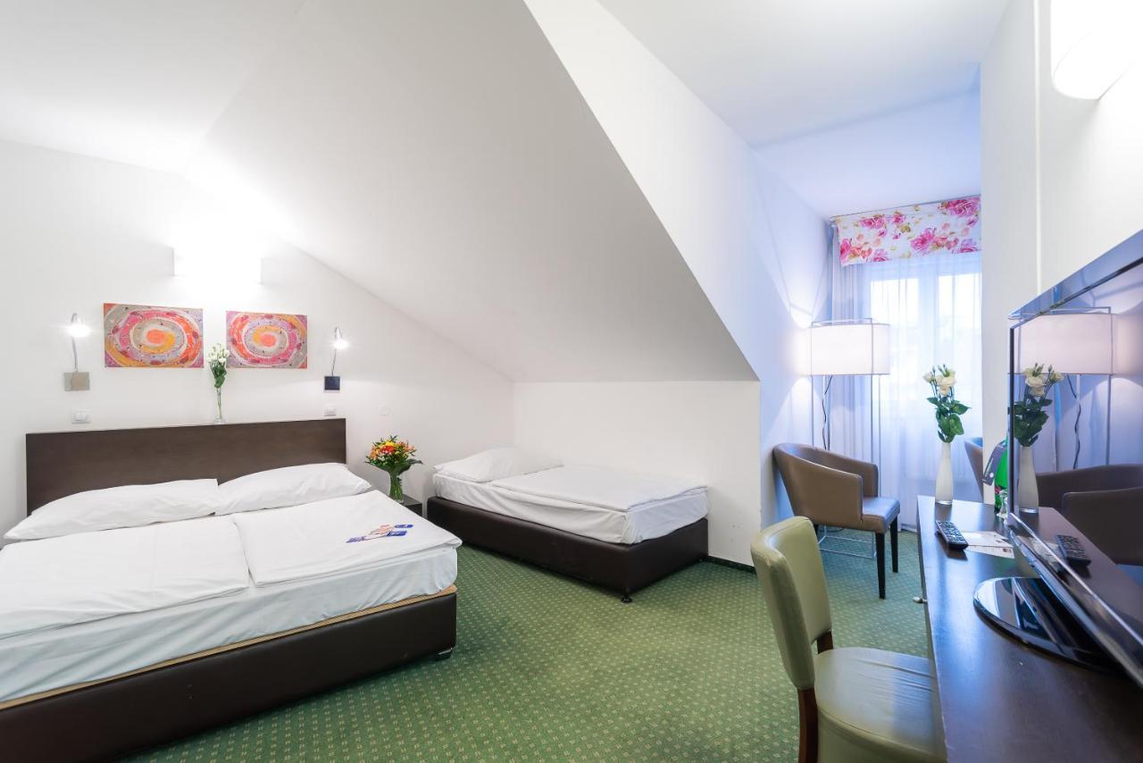 Hotel Vitkov Prag Exteriör bild