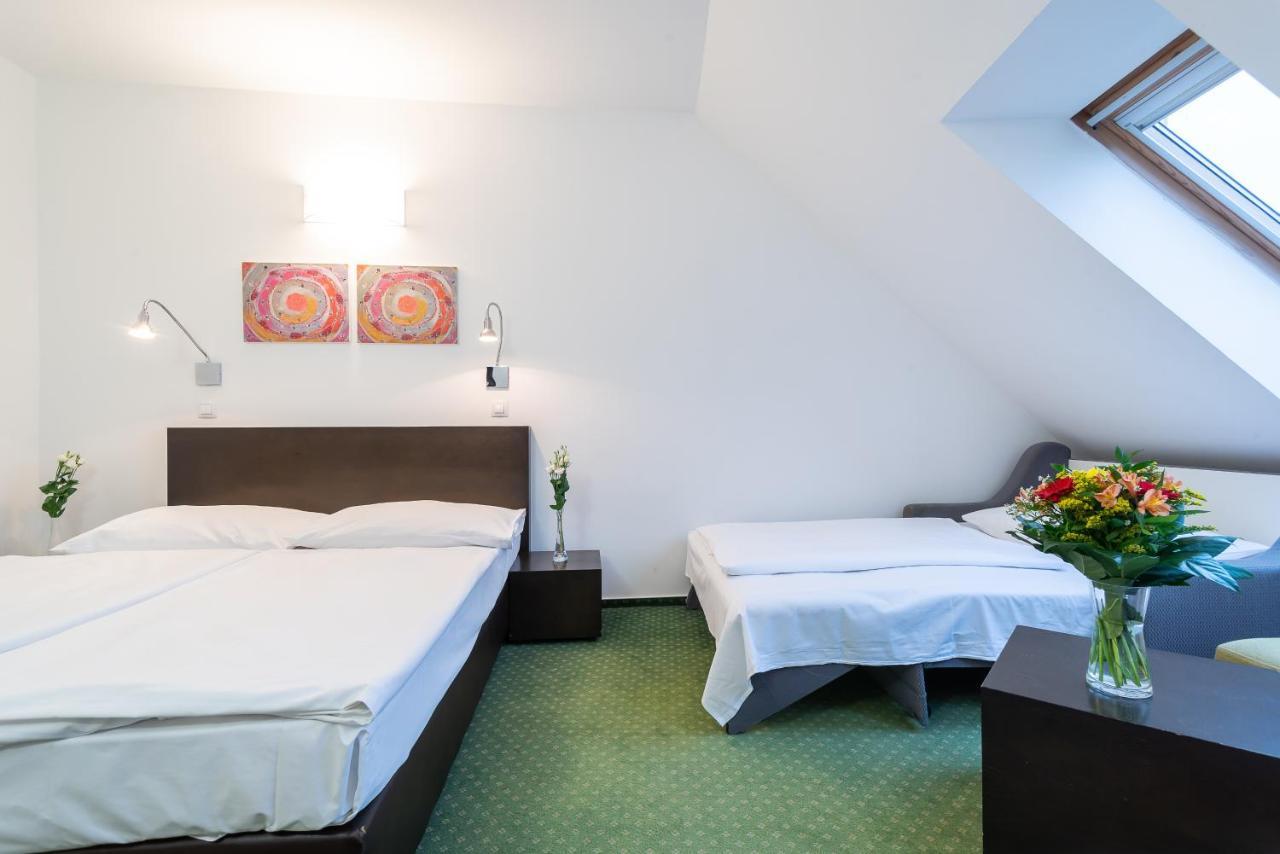 Hotel Vitkov Prag Exteriör bild