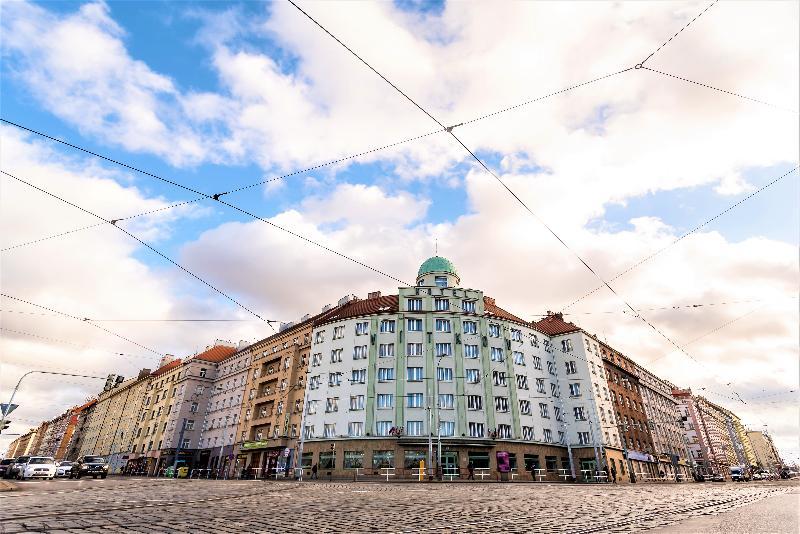 Hotel Vitkov Prag Exteriör bild