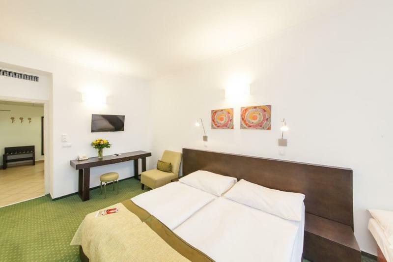 Hotel Vitkov Prag Exteriör bild